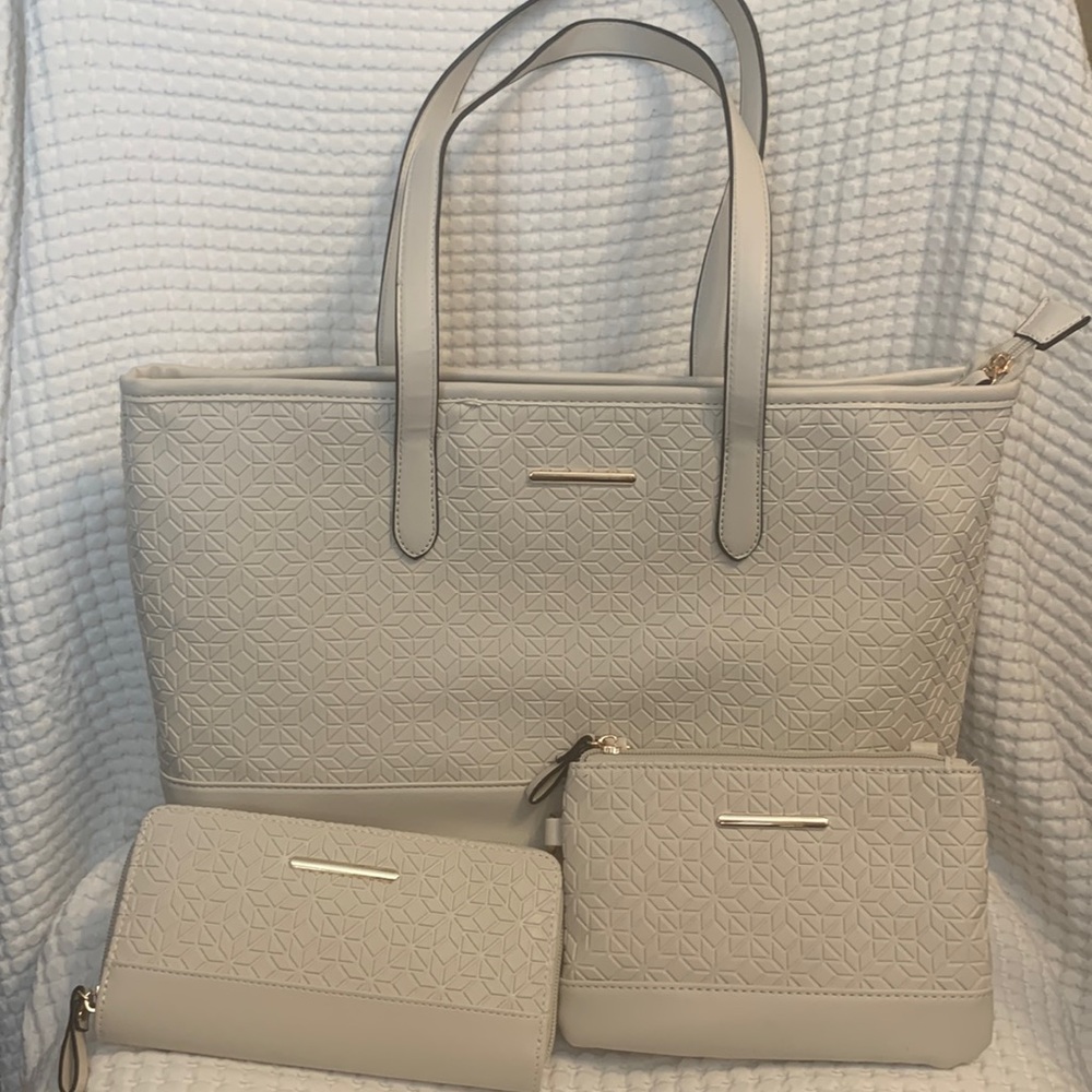 NEVER BEEN USED Beige/Cream Tote bag with wallet and pouch drop in.